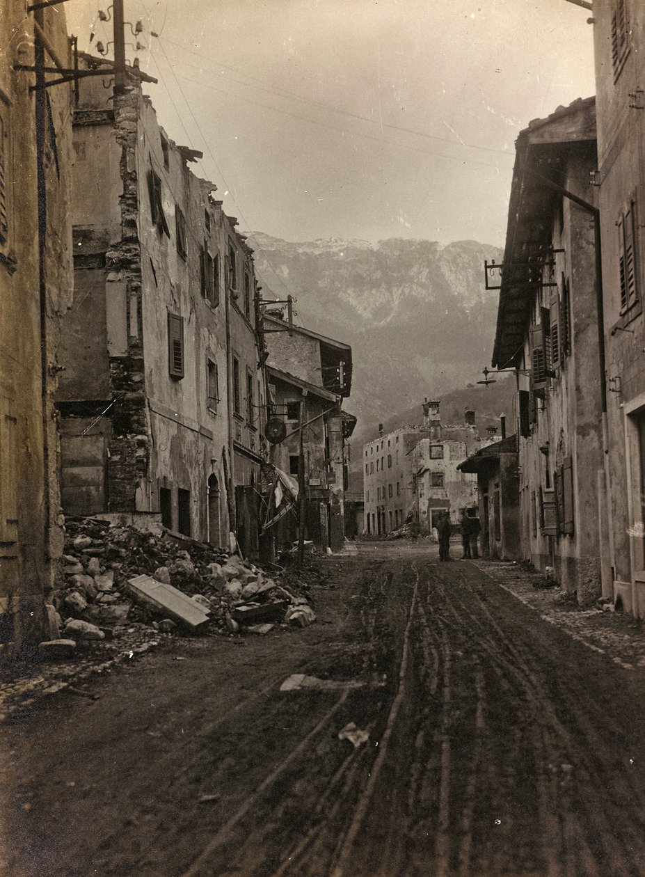 Album "Mitt världskrig - minnen av sydvästra fronten i Kärnten, Italien, Trentino-Alto Adige) 31/03/1915-12/11/ 1918 - Josef Zohles Wien ": spillror i Pontebba (s/v pho av Josef Zohles
