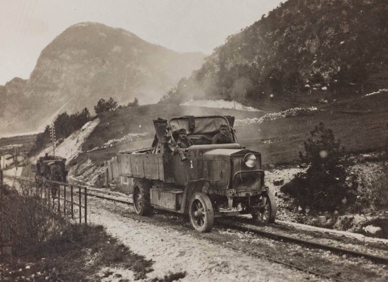 Album "Mitt världskrig - minnen av sydvästra fronten i Kärnten, Italien, Trentino-Alto Adige) 31/03/1915-12/11/1918 - Josef Zohles Wien ": militärfordon längs med av Josef Zohles