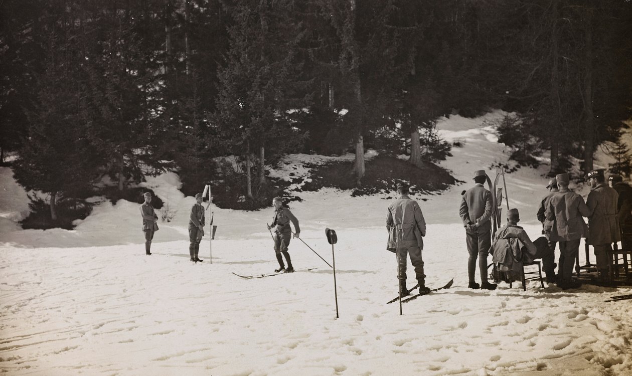 Album "Mitt världskrig - minnen av sydvästra fronten i Kärnten, Italien, Trentino-Alto Adige) 31/03/1915-12/11/ 1918 - Josef Zohles Wien ": soldater på skidor (s/v foto av Josef Zohles