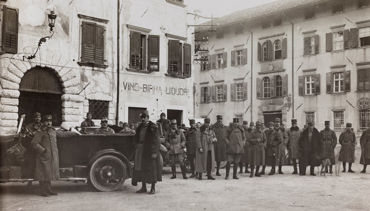 Album "Mitt världskrig - minnen av sydvästra fronten i Kärnten, Italien, Trentino-Alto Adige) 31/03/1915-12/11/ 1918 - Josef Zohles Wien ": soldater i Tolmezzo (s/v p av Josef Zohles