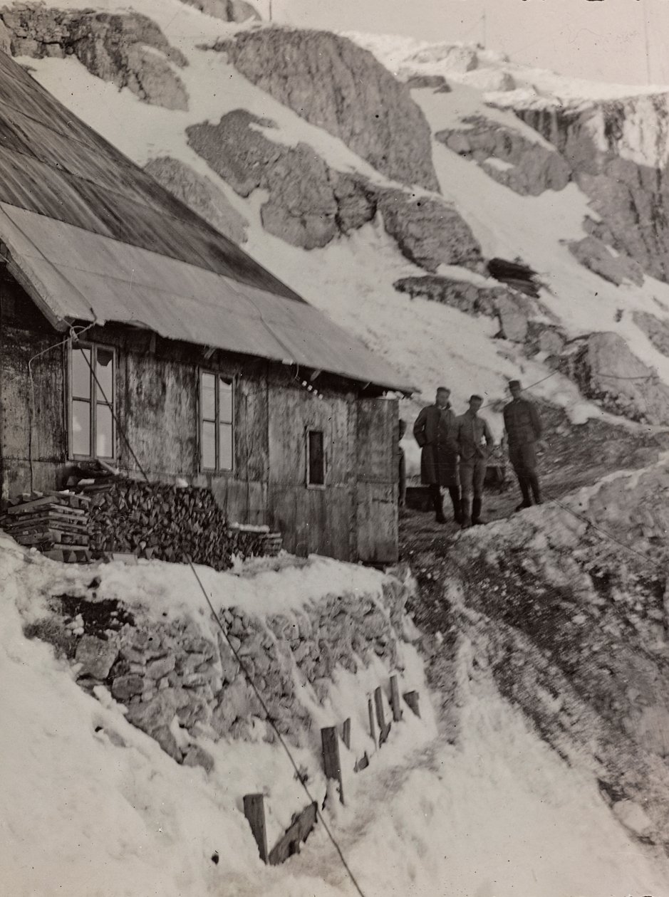 Album "Mitt världskrig - minnen av sydvästra fronten i Kärnten, Italien, Trentino-Alto Adige) 31/03/1915-12/11/1918 - Josef Zohles Wien ": militärbarack (s/v foto av Josef Zohles