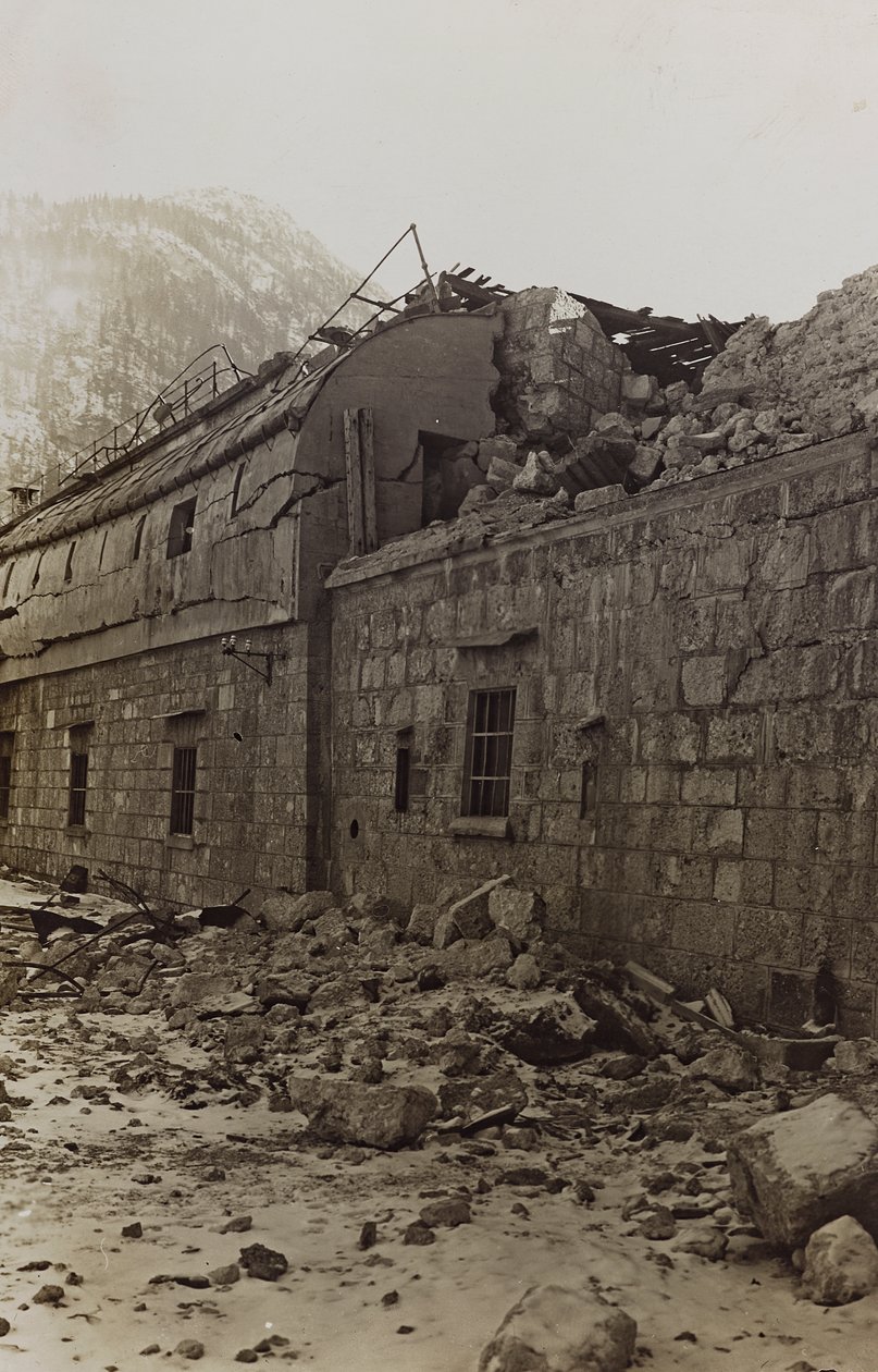 Album "Meine weltkriegs - Erinnerungen South-West Front (Kärnten, Italien, Sydtyrolen) (Mitt världskrig - minnen från sydvästra fronten i Kärnten, Italien, Trentino-Alto Adige) 31/03/1915-12/11/ 1918 - Josef Zohles Wien ": spillror från en fabrik (s/v sf av Josef Zohles