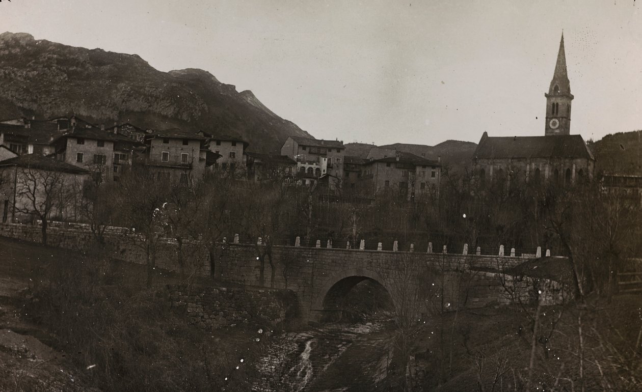 Album "Mitt världskrig - minnen av sydvästra fronten i Kärnten, Italien, Trentino-Alto Adige) 31/03/1915-12/11/1918 - Josef Zohles Wien ": utsikt över en by i Carnia av Josef Zohles