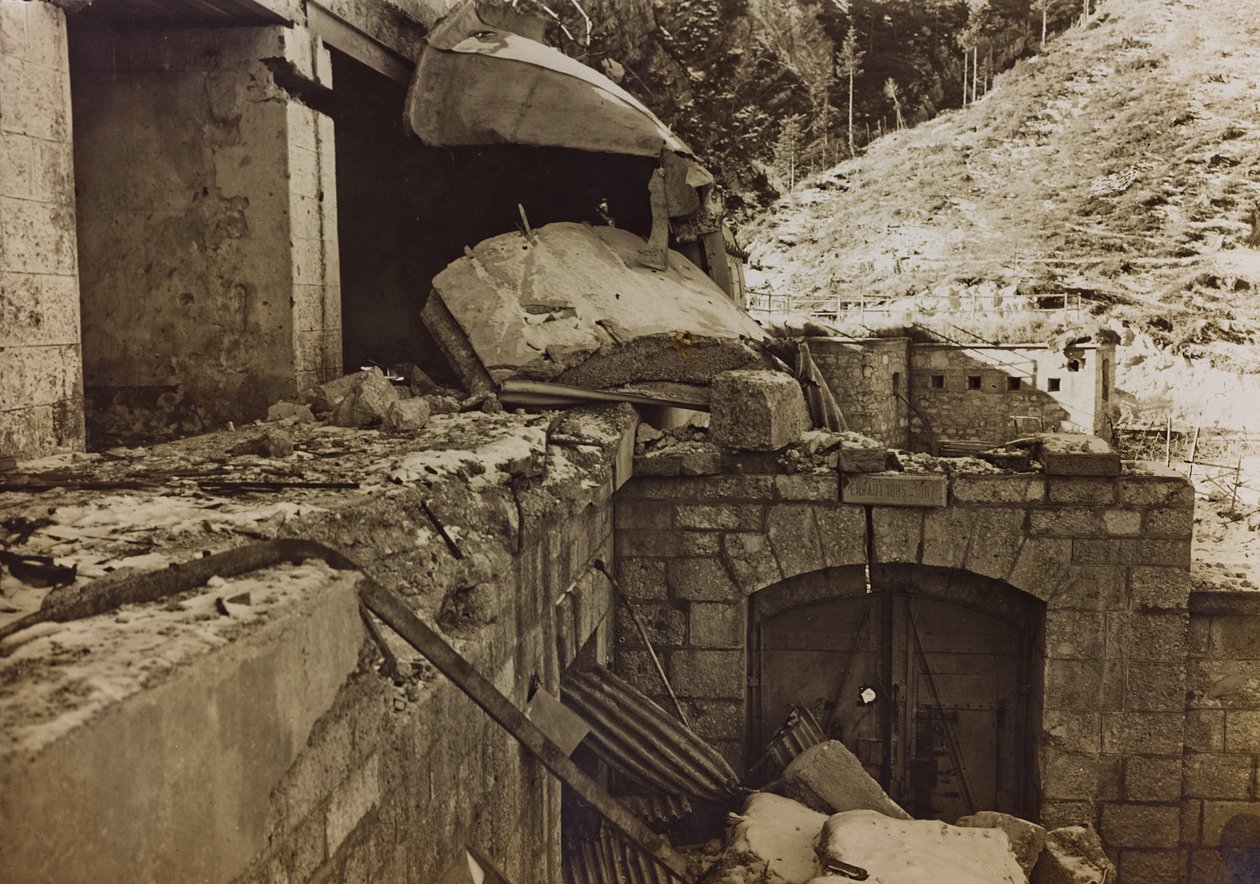 Album "Meine weltkriegs - Erinnerungen South-West Front (Kärnten, Italien, Sydtyrolen) (Mitt världskrig - minnen från sydvästra fronten i Kärnten, Italien, Trentino-Alto Adige) 31/03/1915-12/11/ 1918 - Josef Zohles Wien ": spillror från en fabrik (s/v ph av Josef Zohles