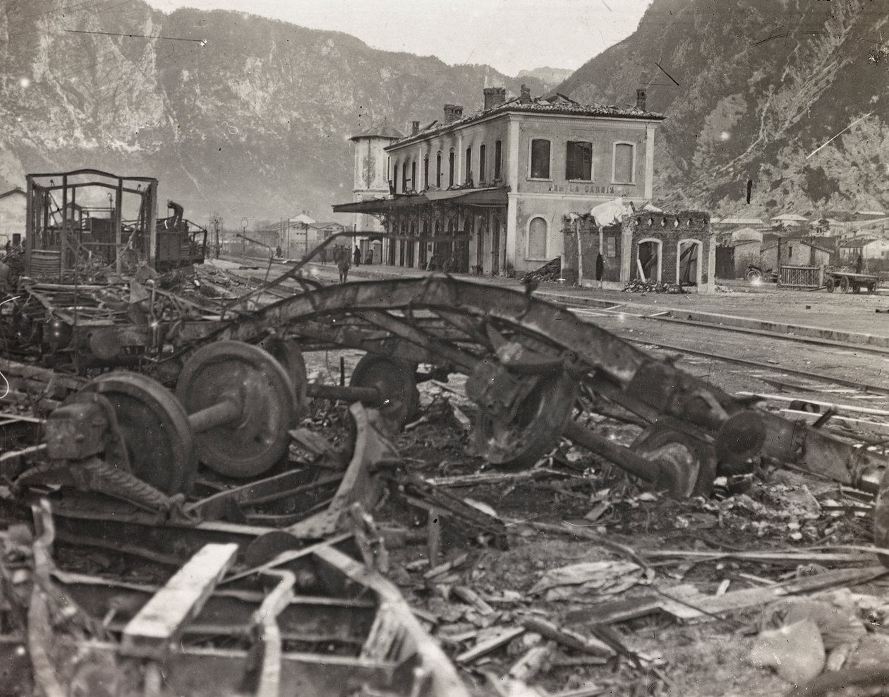 Album "Meine weltkriegs - Erinnerungen South-West Front (Kärnten, Italien, Sydtyrolen) (Mitt världskrig - minnen från sydvästra fronten i Kärnten, Italien, Trentino-Alto Adige) 31/03/1915-12/11/ 1918 - Josef Zohles Wien ": spillror och metallskrot vid en av Josef Zohles