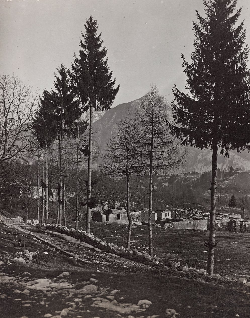 Album "Mitt världskrig - minnen av sydvästra fronten i Kärnten, Italien, Trentino-Alto Adige) 31/03/1915-12/11/1918 - Josef Zohles Wien ": spillror av Pliczna (s/v foto av Josef Zohles