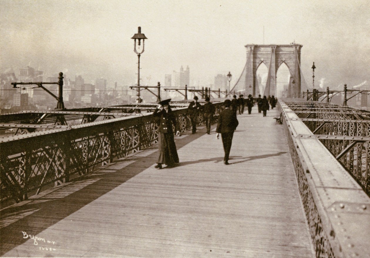 Brooklyn Bridge Promenade, med utsikt mot Manhattan, 1903 (svart vykort) av Joseph Byron