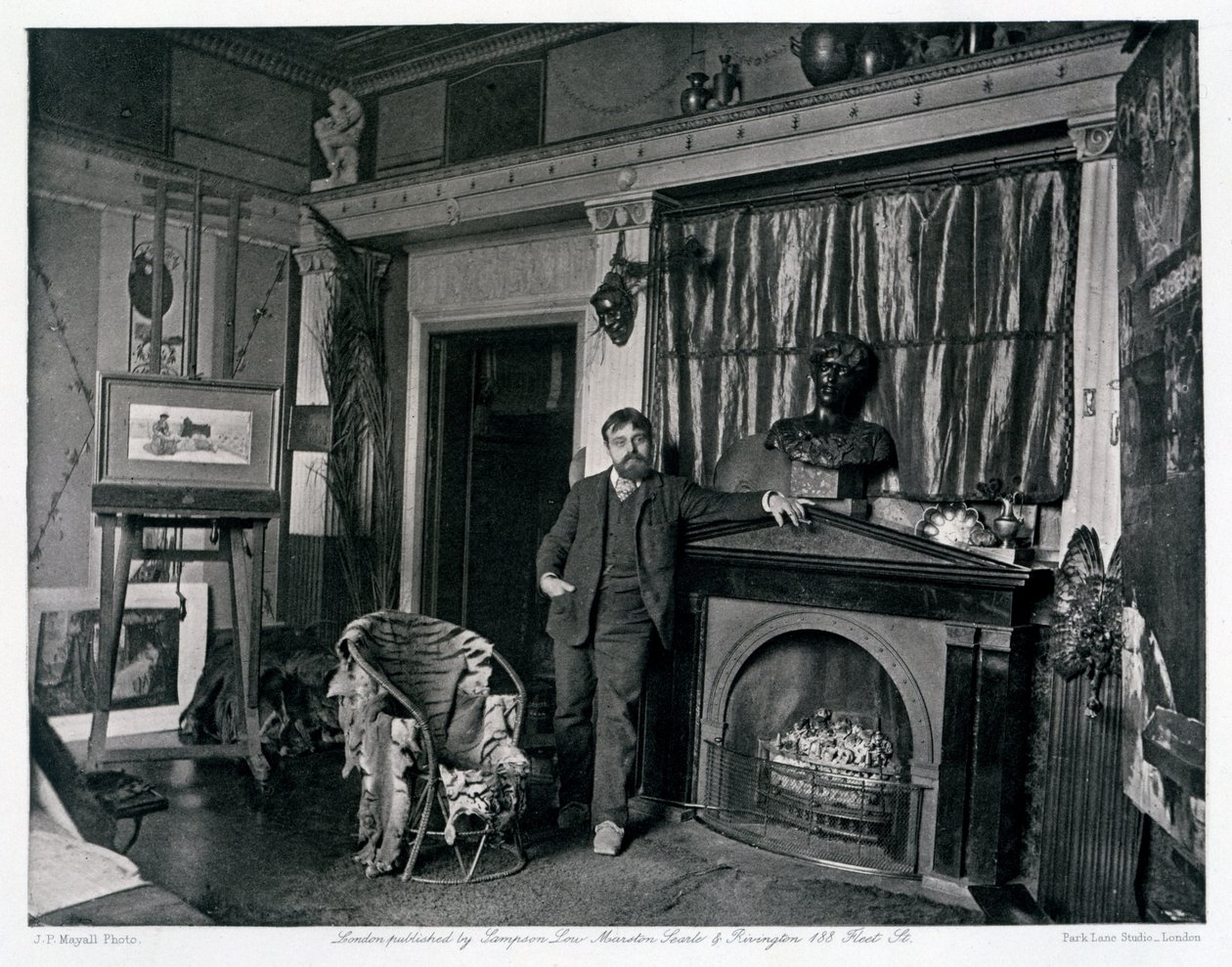 L. Alma-Tadema i sin ateljé c.1884 (bw foto) av Joseph Parkin Mayall