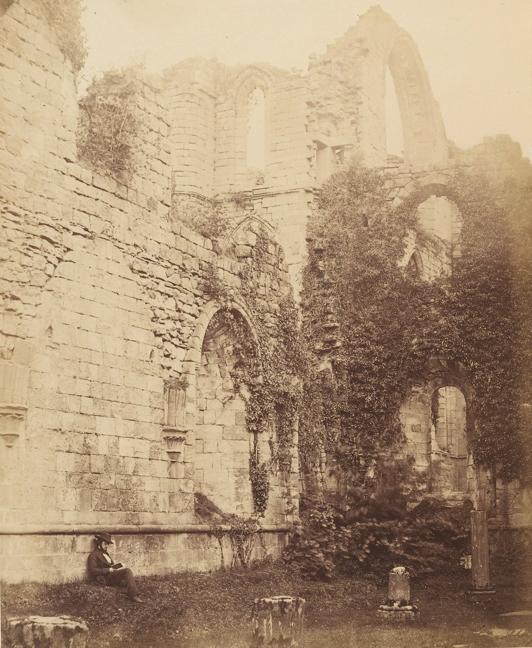 Fountains Abbey. Interiör i kapitelhuset, 1850-talet. av Joseph Cundall