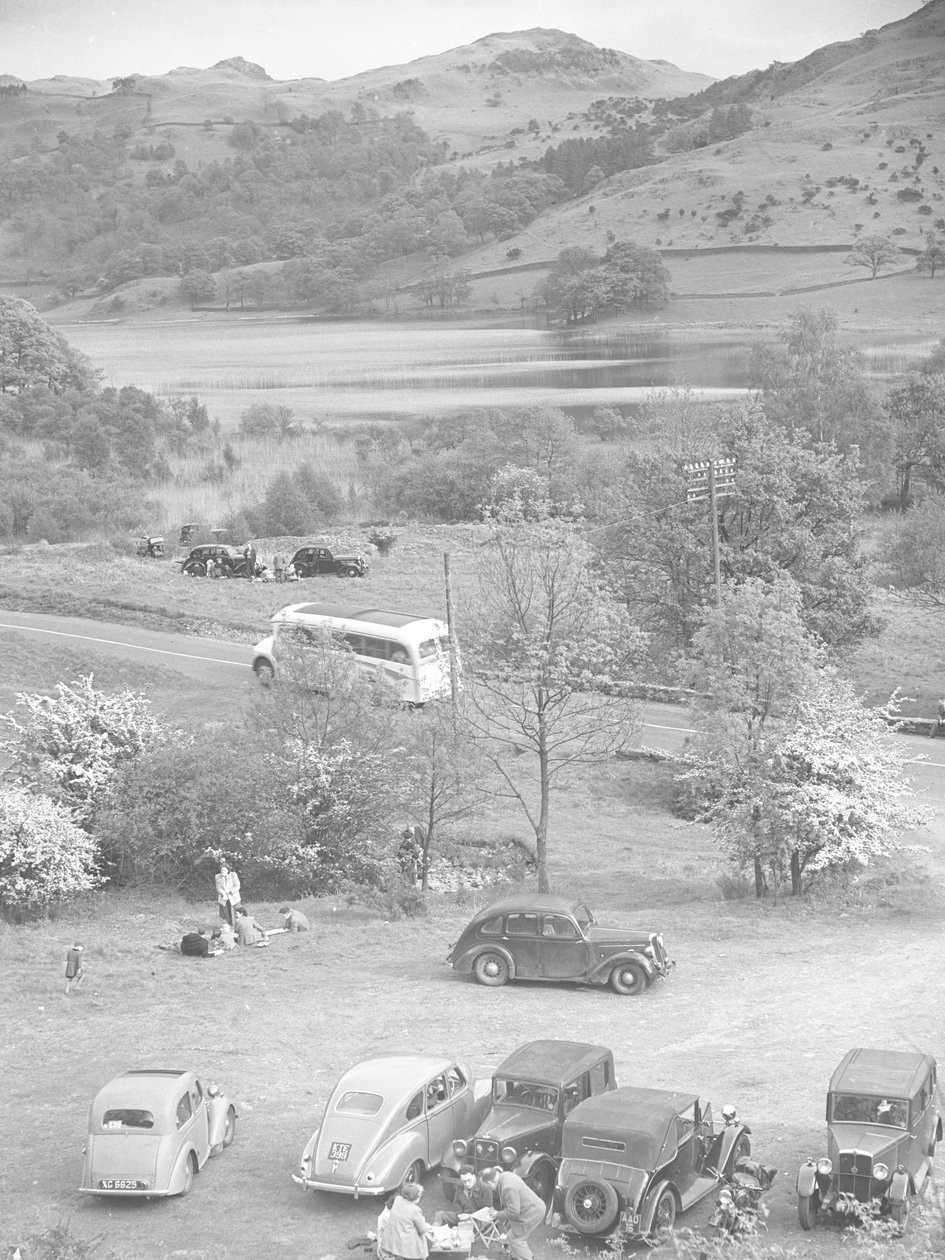 En grupp bilar parkerade vid Rydal Water av Joseph Hardman