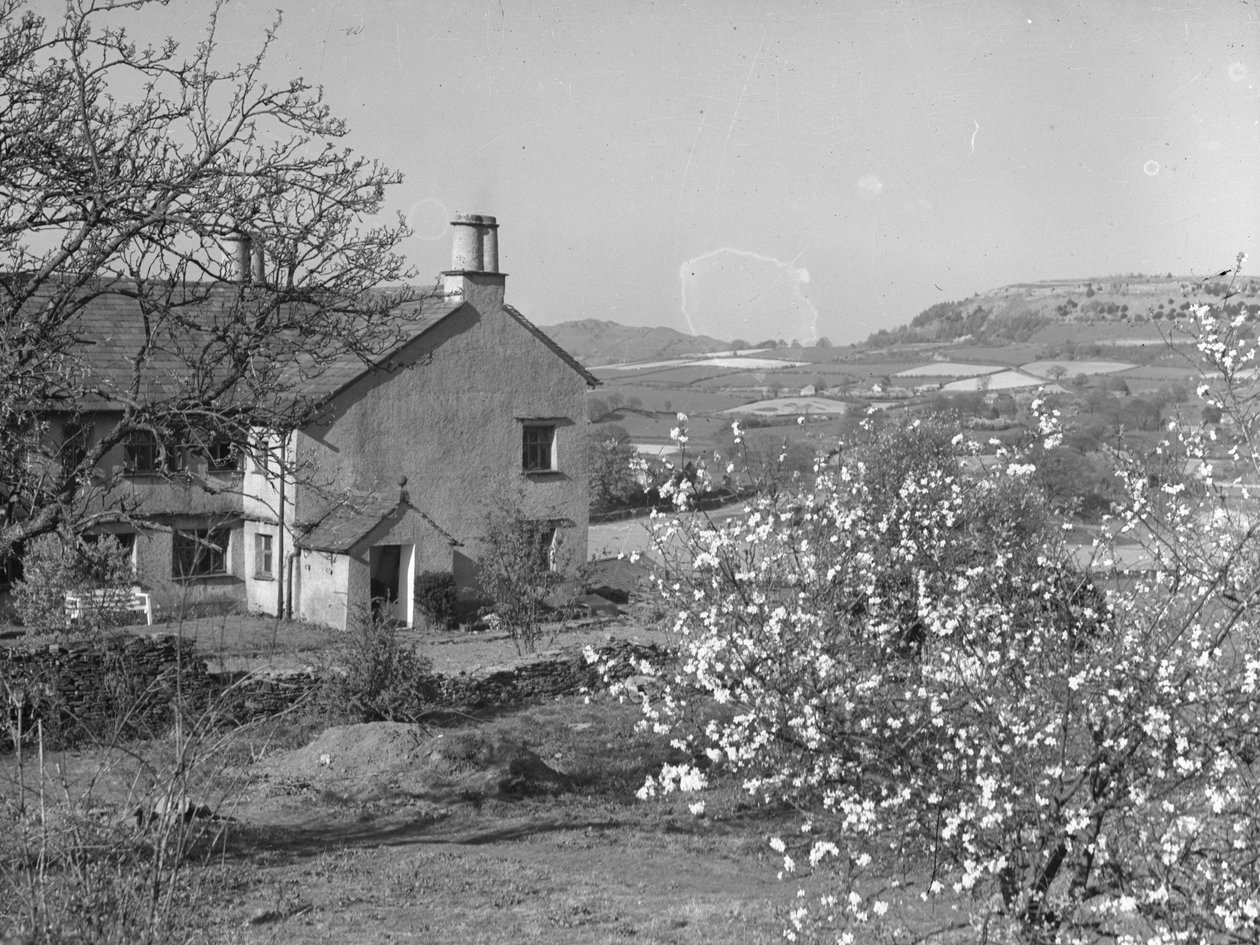 En delvy av en byggnad omgiven av jordbruksmark av Joseph Hardman