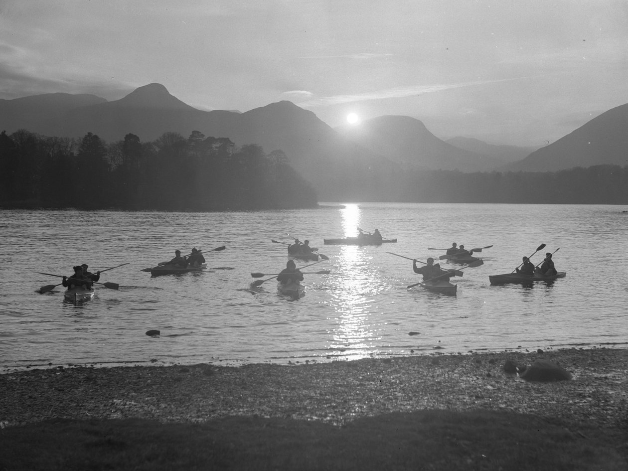 En vy över människor som paddlar kanot på Derwentwater vid antingen soluppgång eller solnedgång av Joseph Hardman