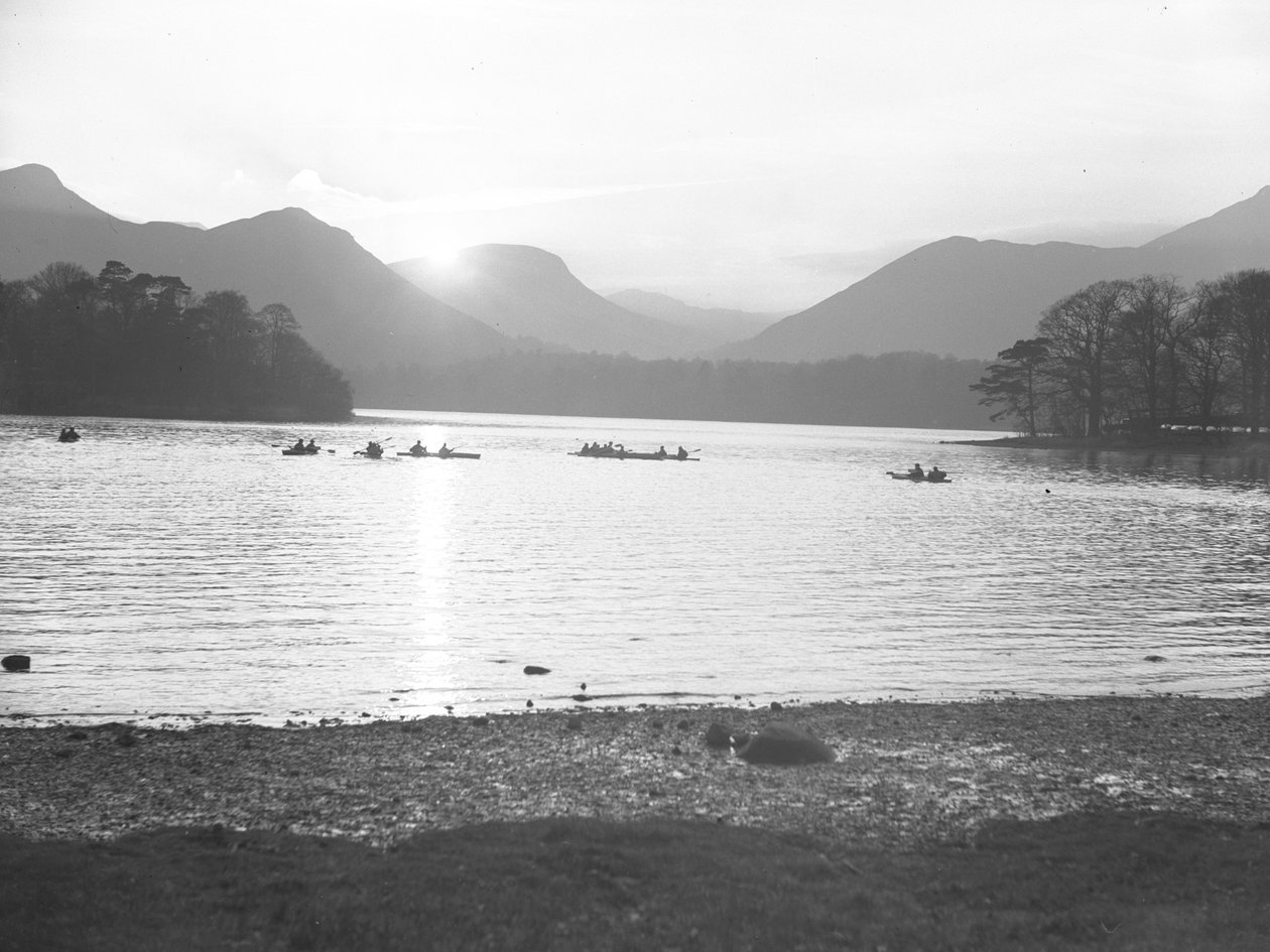 En vy över människor som paddlar kanot på Derwentwater vid antingen soluppgång eller solnedgång av Joseph Hardman