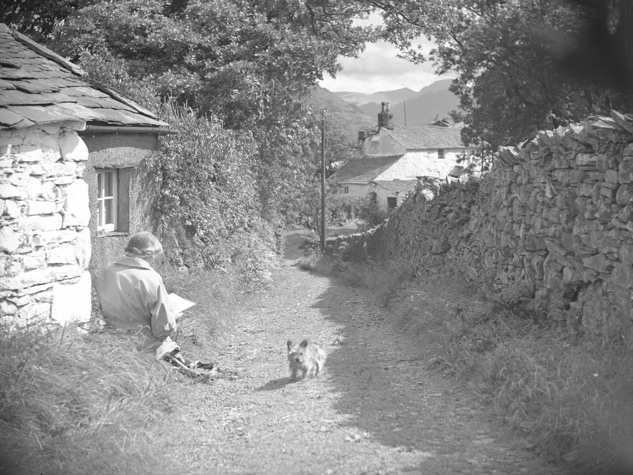 En kvinna satt och läste med en hund i en gränd av Joseph Hardman