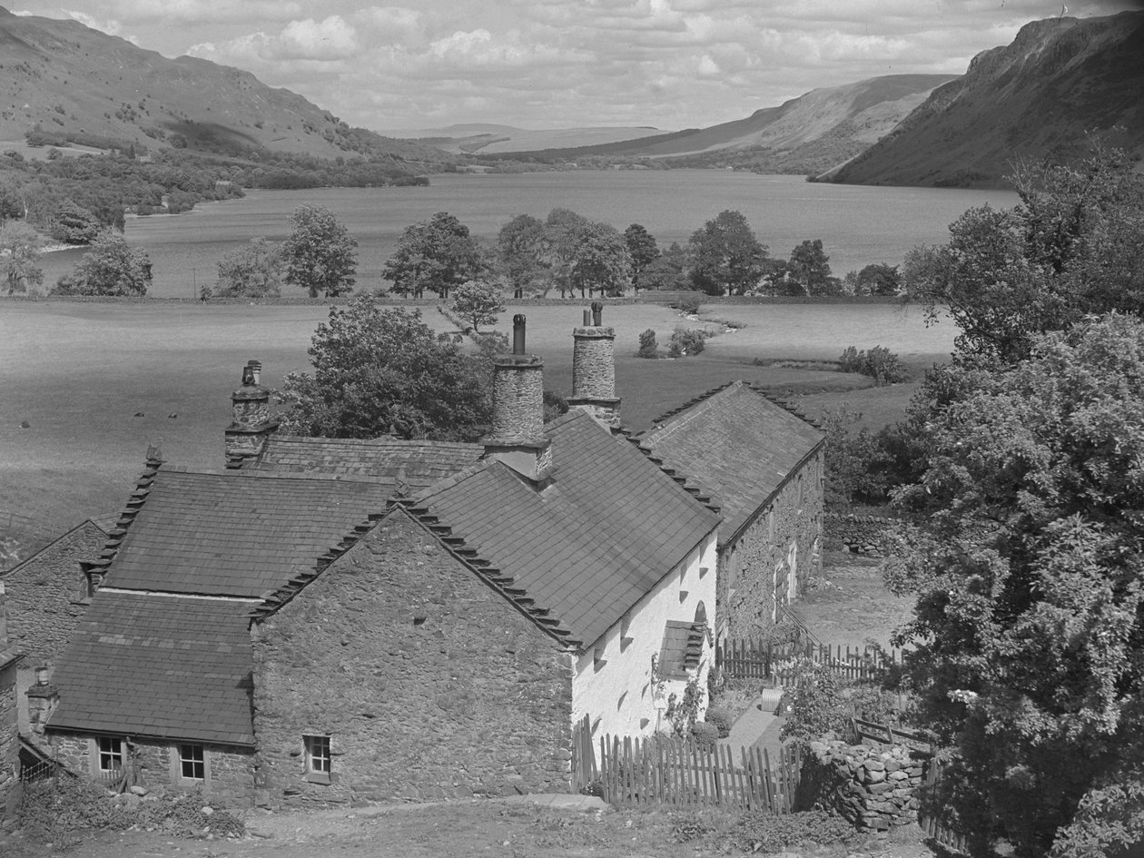 Hus i förgrunden med utsikt över Ullswater bortom av Joseph Hardman