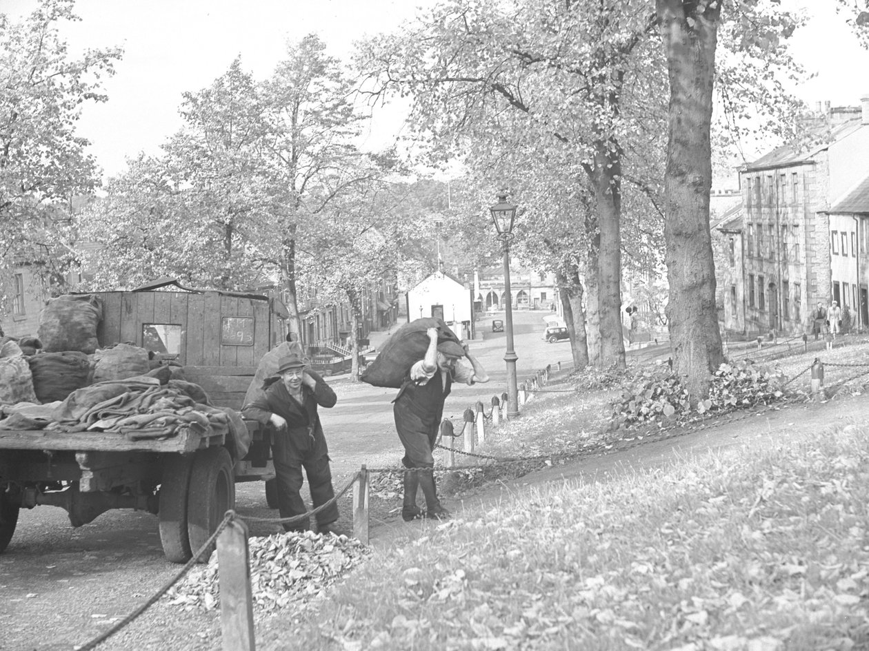Lastbil på gatan med två kolhuggare som bär säckar med kol av Joseph Hardman