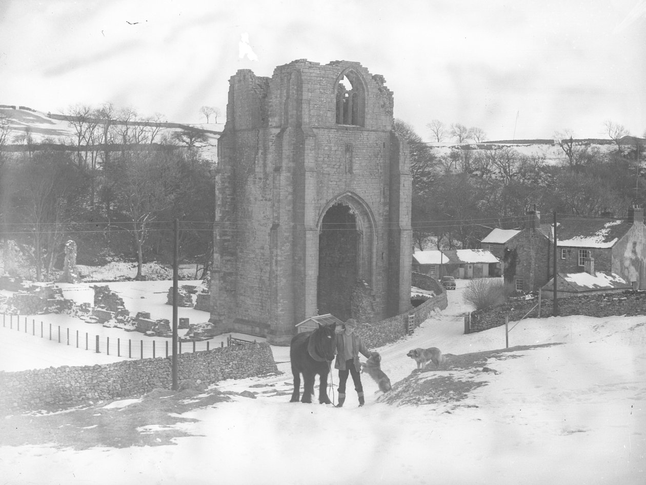 Man med häst och två hundar framför Shap Abbey ligger kvar i snön av Joseph Hardman