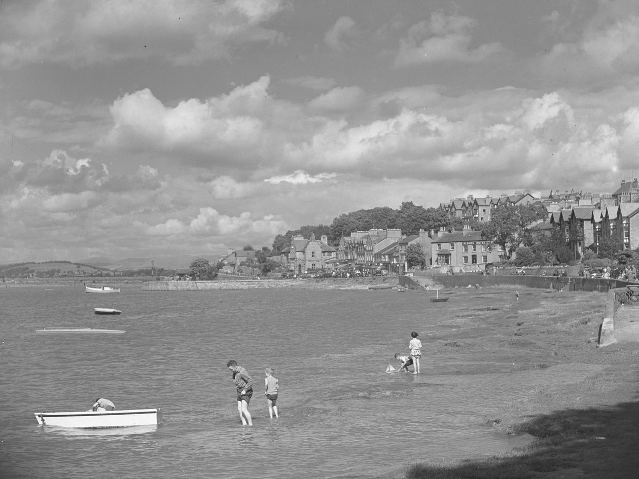 Människor leker i båtar vid högvatten i Arnside med Albion Hotel i bakgrunden av Joseph Hardman