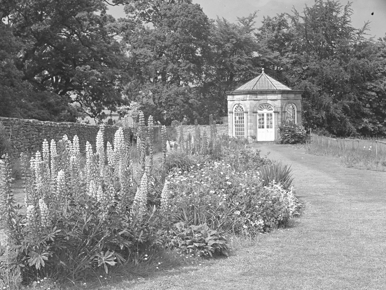 Sommarhus eller folly i trädgård med gräsmatta och blomsterrabatter av Joseph Hardman