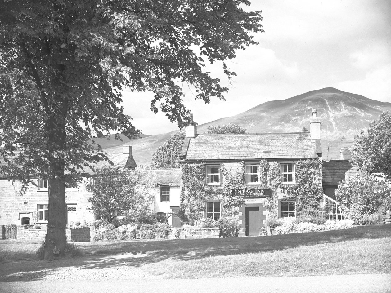 The Stag Inn är byggnaden i mitten av bilden med hus på vardera sidan av Joseph Hardman