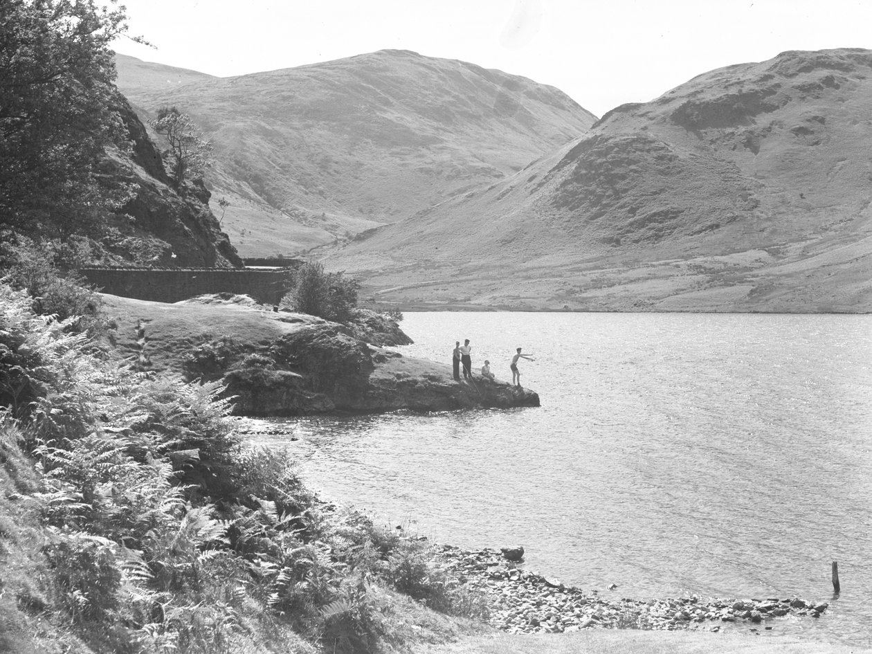 Tre män och en kvinna på en klippa i fiskesjön, fjällen i bakgrunden av Joseph Hardman