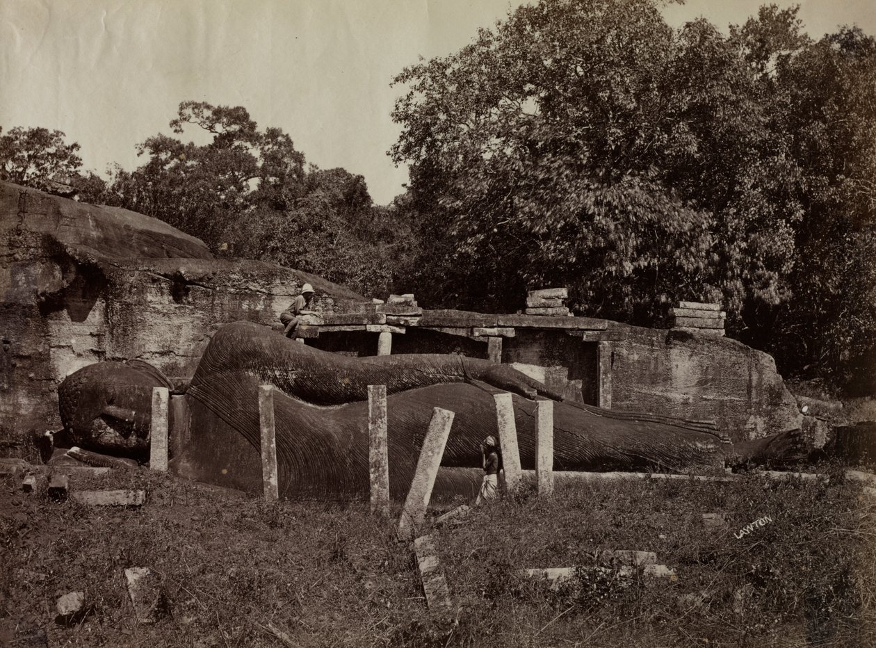 Paranirvana Buddha, Galle Vihara, Polonnaruwa, Ceylon av Joseph Lawton
