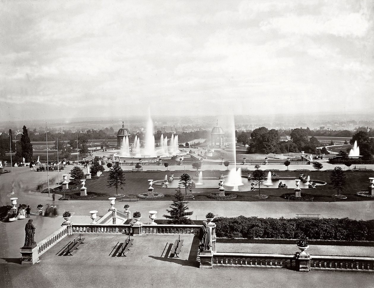 The Crystal Palace i London: terrasser och fontäner, c.1870 (s/v foto) av Joseph Paxton