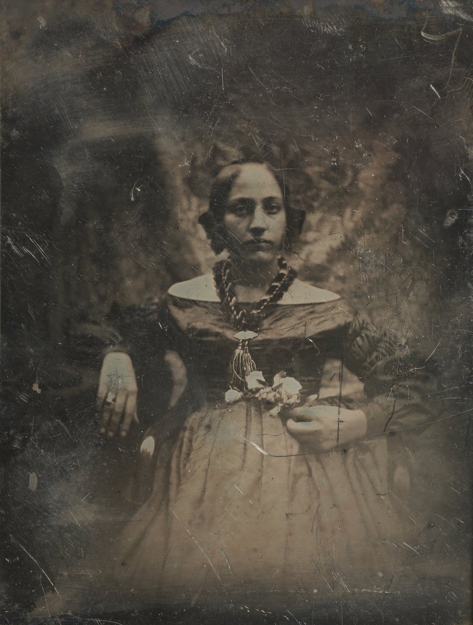 Ung kvinna som håller en blomma, ca. 1842. av Joseph Philibert Girault De Prangey