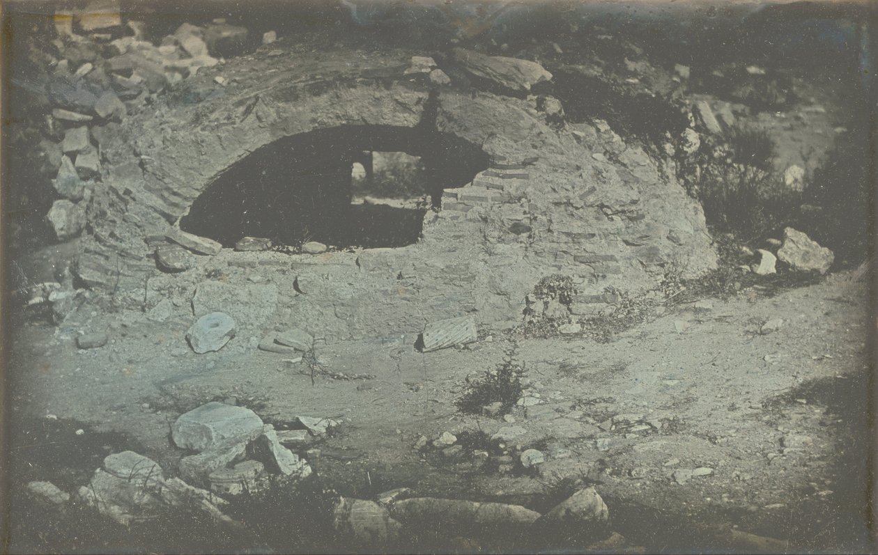 Athènes. T.[emple] de Min.[erve] Poliade (1er plans) / [Cisternöppning vid foten av Erectheion, Akropolis, Aten]. av Joseph Philibert Girault De Prangey