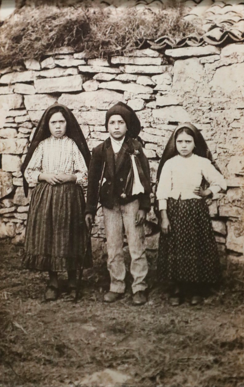 Fatimas helgedom. Lucia dos Santos och hennes kusiner Francisco och Jacinta Marto. Vår Fru av Fatima. Portugal. av Joshua Benoliel