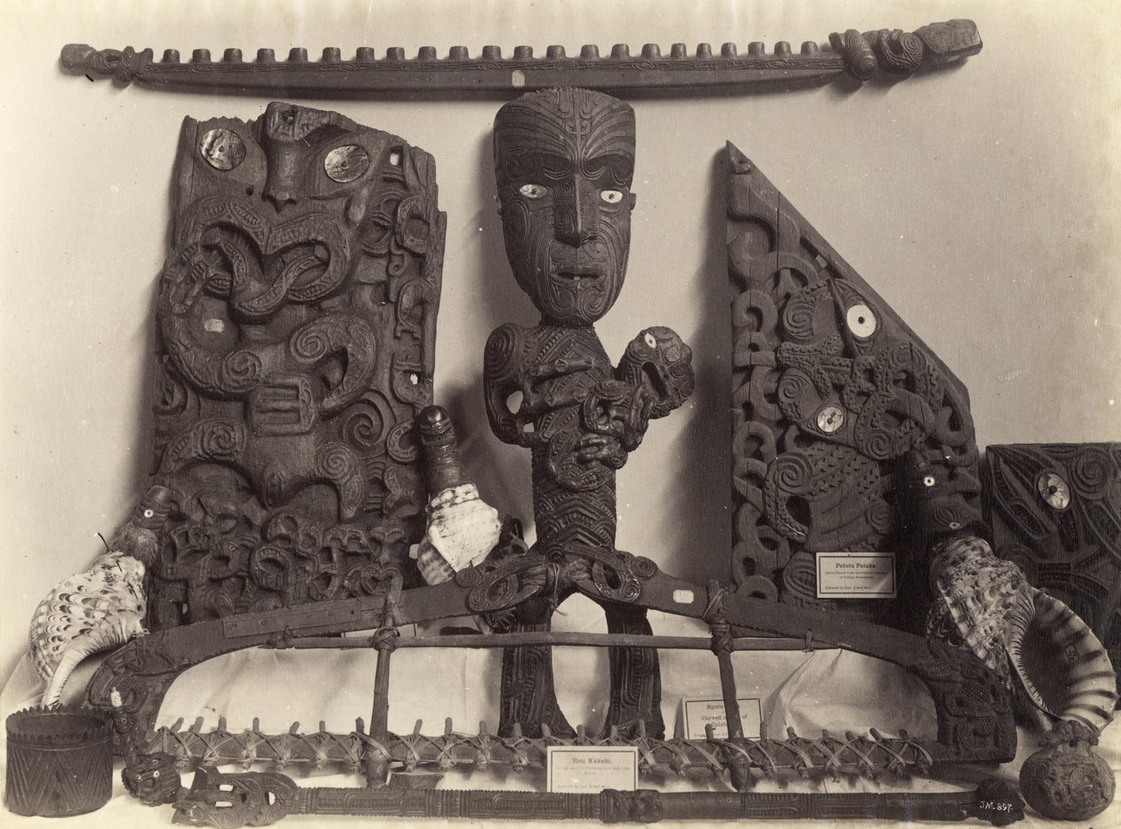 Artefakter i Auckland Museum, ca 1890 (albumenprint) av Josiah Martin