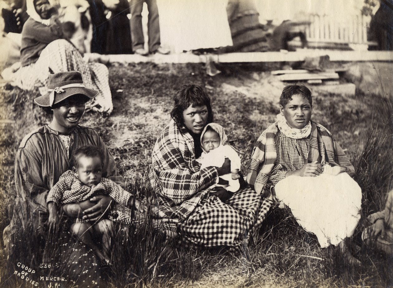Group of Maories, Mercer, ca 1895 (albumtryck) av Josiah Martin