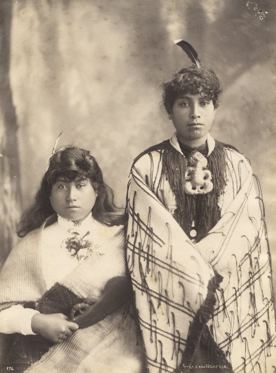 Susan och Ngapuia, ca 1900 (albumintryck) av Josiah Martin