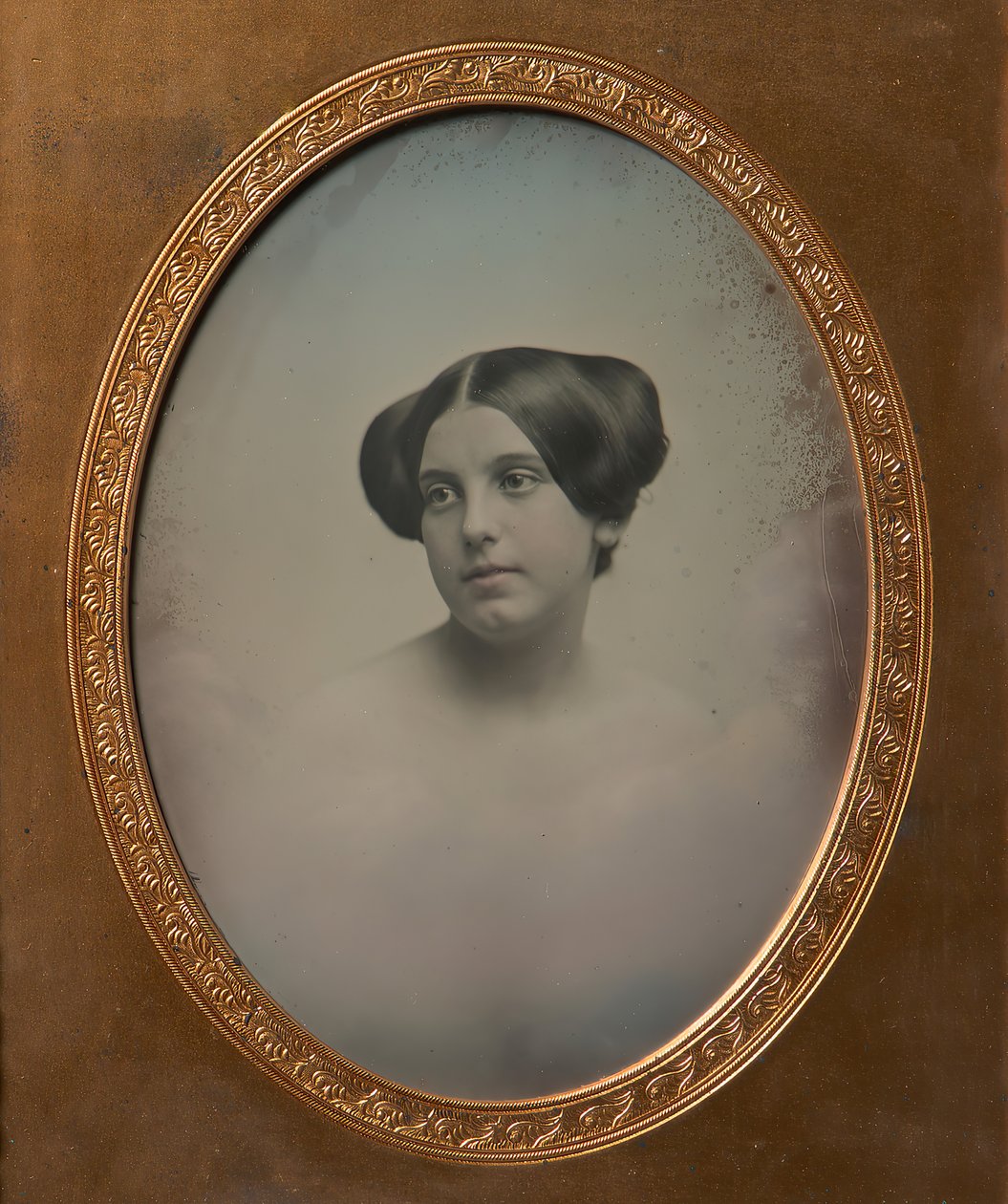 Ung kvinna med hår stylat i två bullar, 1850-talet. Skapare: Josiah Johnson Hawes, Albert Sands Southworth. av Josiah Johnson Hawes, Albert Sands Southworth