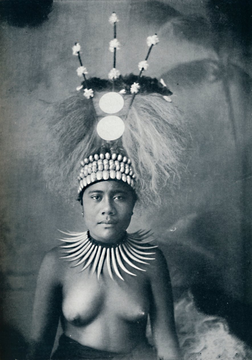 En samoansk kvinna bär en krage av cachalottänder och en ceremoniell huvudbonad, 1902 av Josiah Martin