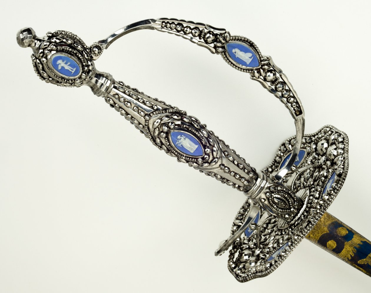 Detalj av ett småsvärd, ca 1790 (facetterat, brunerat, blått och förgyllt stål med järn- och jaspisgods) av Josiah Wedgwood