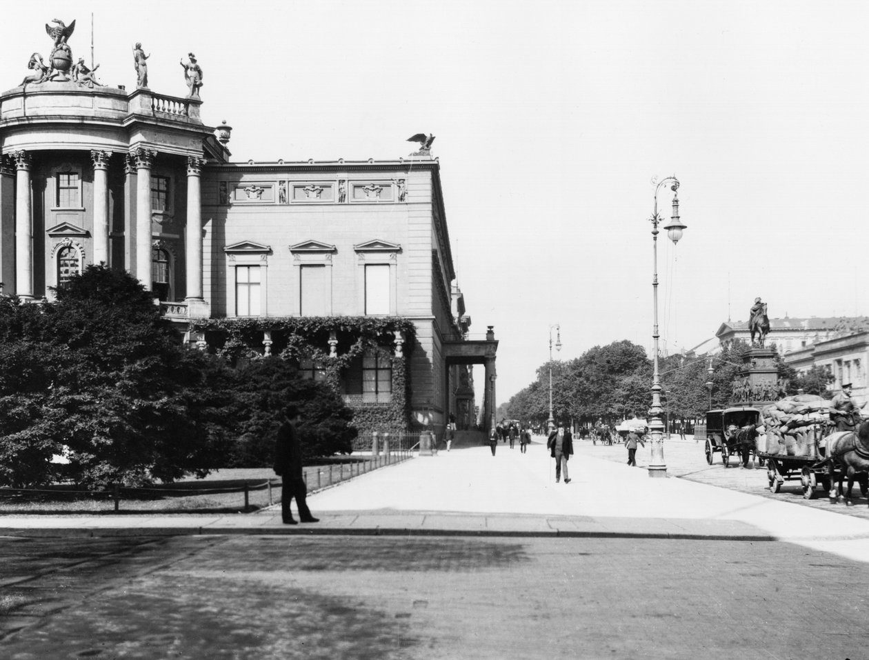 The Palace of Wilhelm I (1797-1888) built 1834-37 by Carl F. Langhans (1782-1869) Unter den Linden, Berlin, c.1910 av Jousset