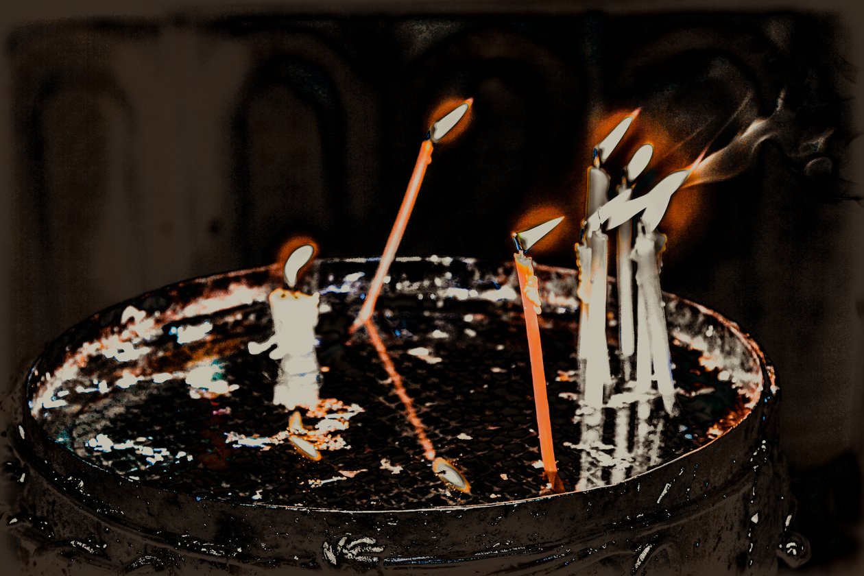 Tända ljus; från serien Church of the Holy Sepulchre, 2016 (fotografi) av Joy Lions