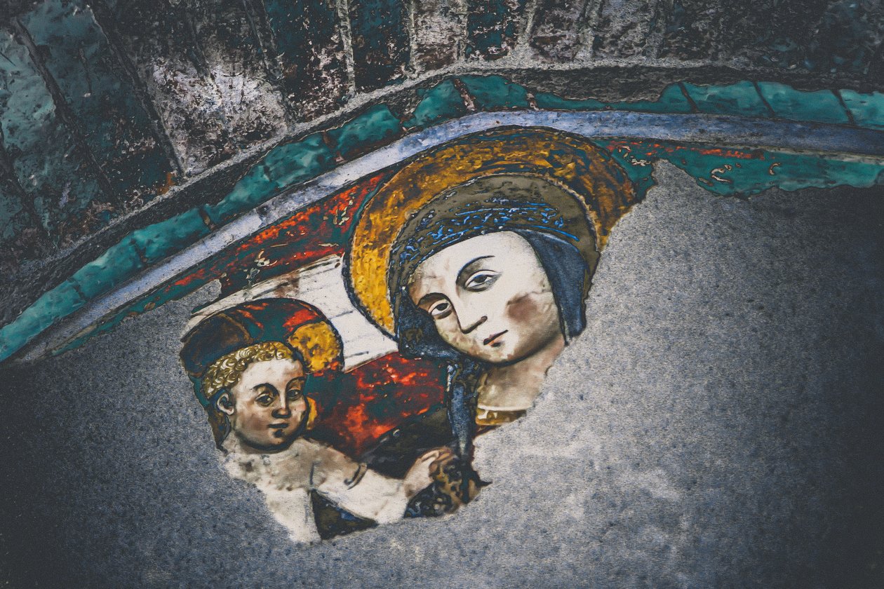 Madonna och barn, ur serien Mary and Jesus in Savonna, 2015 (fotografi) av Joy Lions