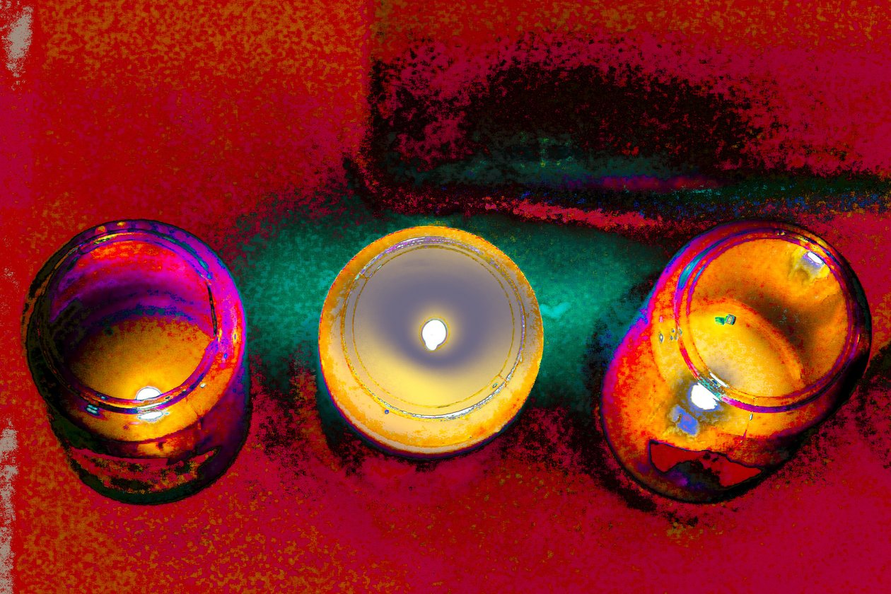 Soft Glow, från serien Votive Candles, 2015 (fotografi) av Joy Lions