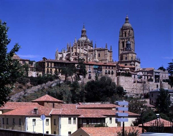 Utsikt över katedralen från söder, 1525-77 av Juan and Rodrigo Gil de Hontanon