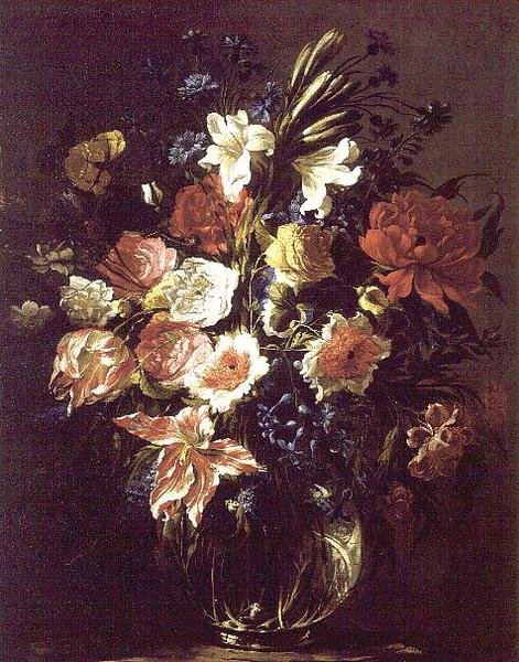 Liljor, pioner, tulpaner, blåklint och andra blommor på en glasvas på en piedestal av Juan de Arellano