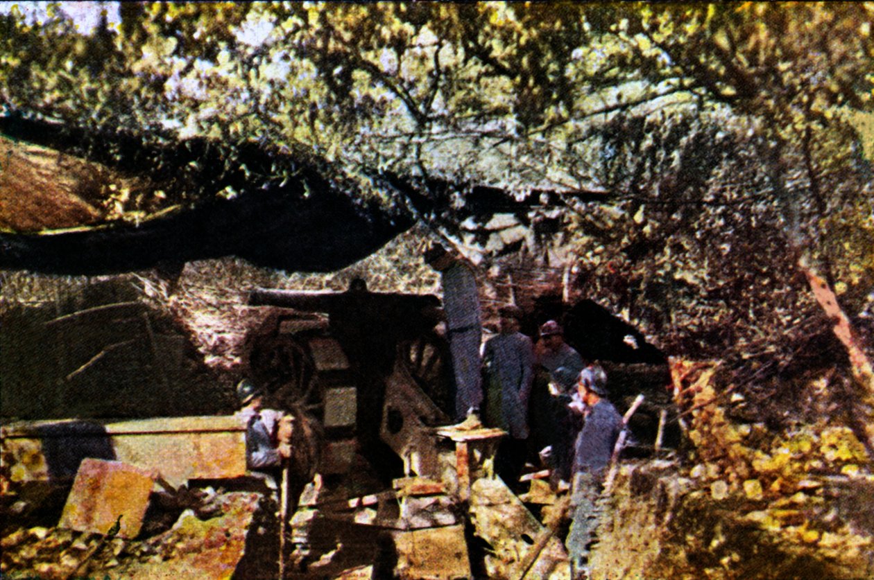 Ett franskt batteri av tunga vapen under kamouflagenät i skogen, Verdun, september 1916 (autokrom) av Jules Gervais Courtellemont