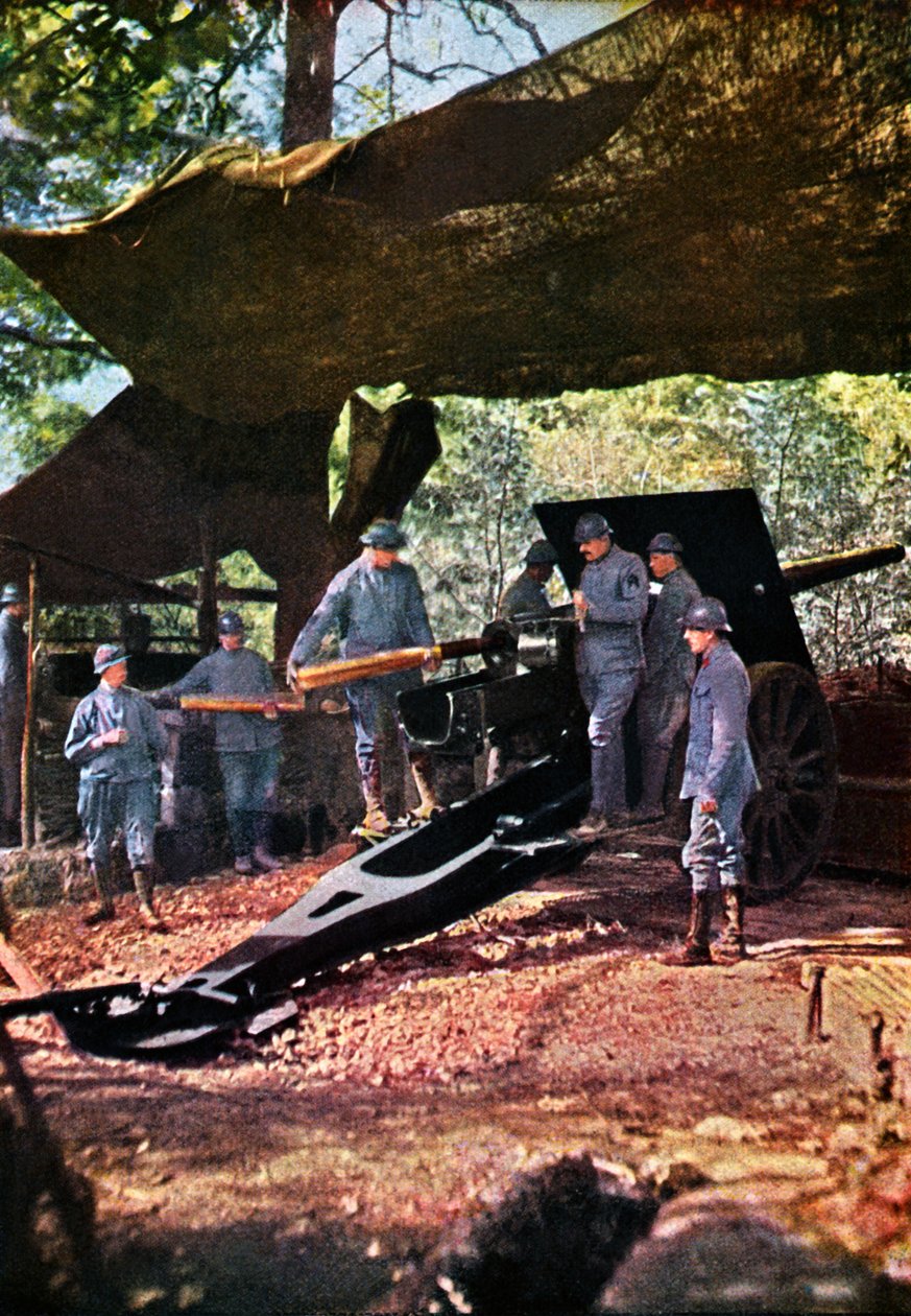 Ett franskt batteri av tunga vapen under kamouflagenät i skogen, Verdun, september 1916 (autokrom) av Jules Gervais Courtellemont