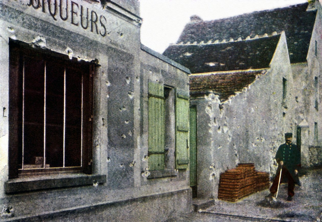 En fransk soldat städar upp i staden Barcy nära Meaux under slaget vid Marne öster om Paris, september 1914 (autokrom) av Jules Gervais Courtellemont