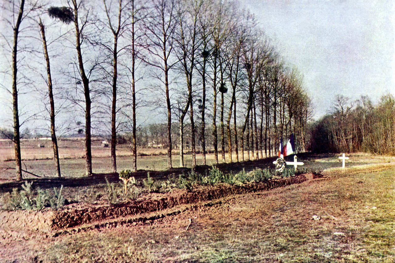 En grav med ett antal franska soldater dödade i Soisy-Bouy under slaget vid Marne öster om Paris, september 1914 (autokrom) av Jules Gervais Courtellemont