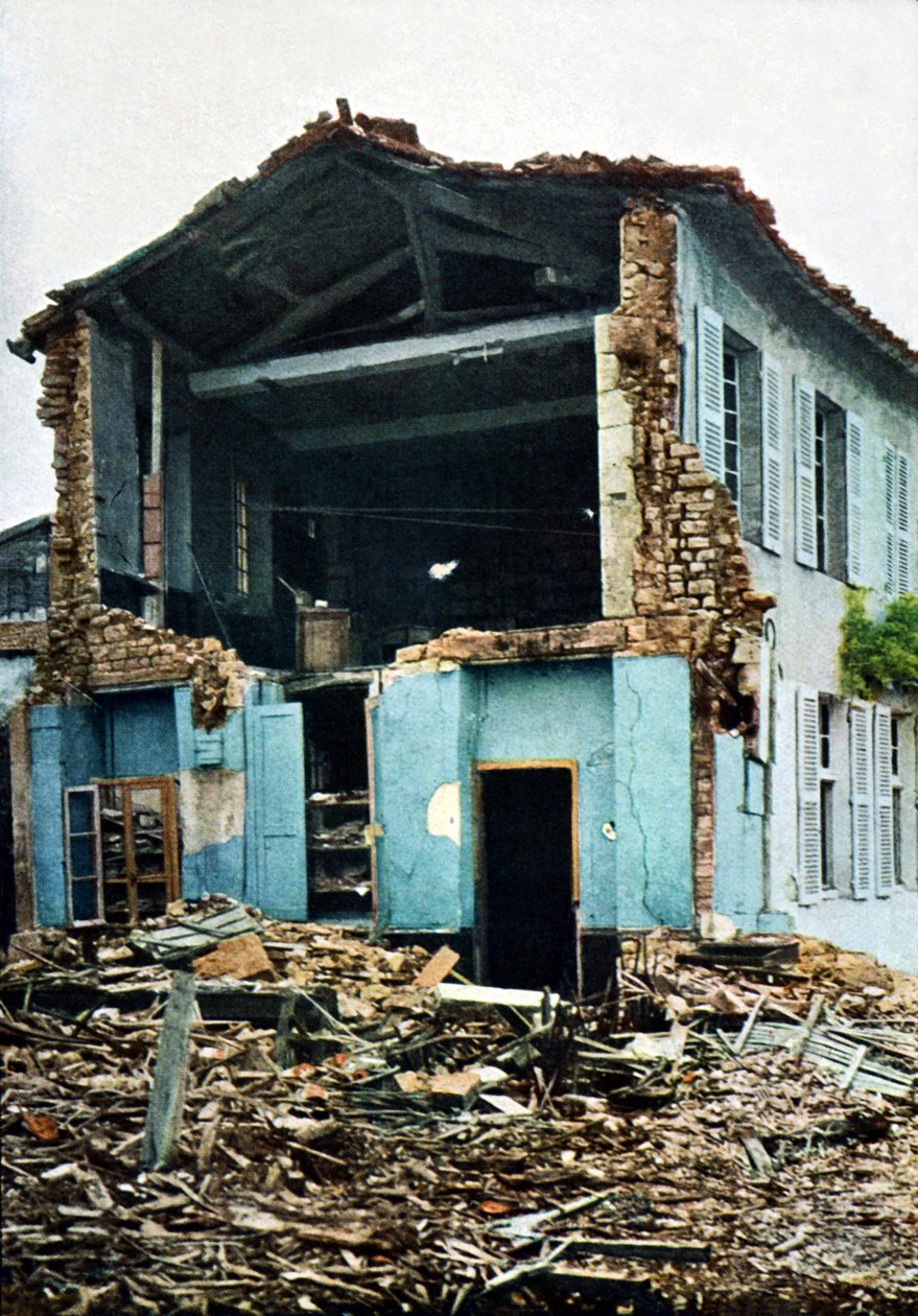 Ett hårt skadat hus, Verdun, 1916 (autokrom) av Jules Gervais Courtellemont