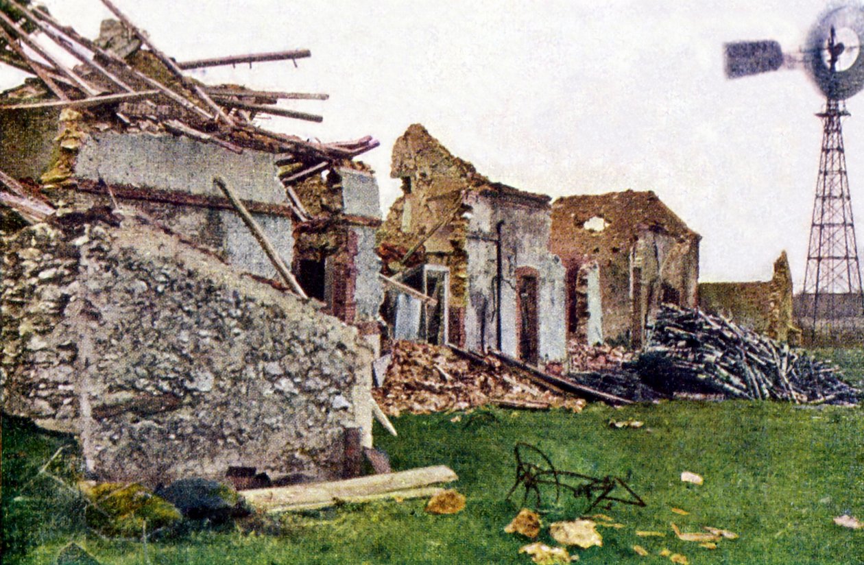 Förstörda byggnader i Villeneuve-Lez-Charleville söder om Reims under slaget vid Marne, september 1914 (autokrom) av Jules Gervais Courtellemont