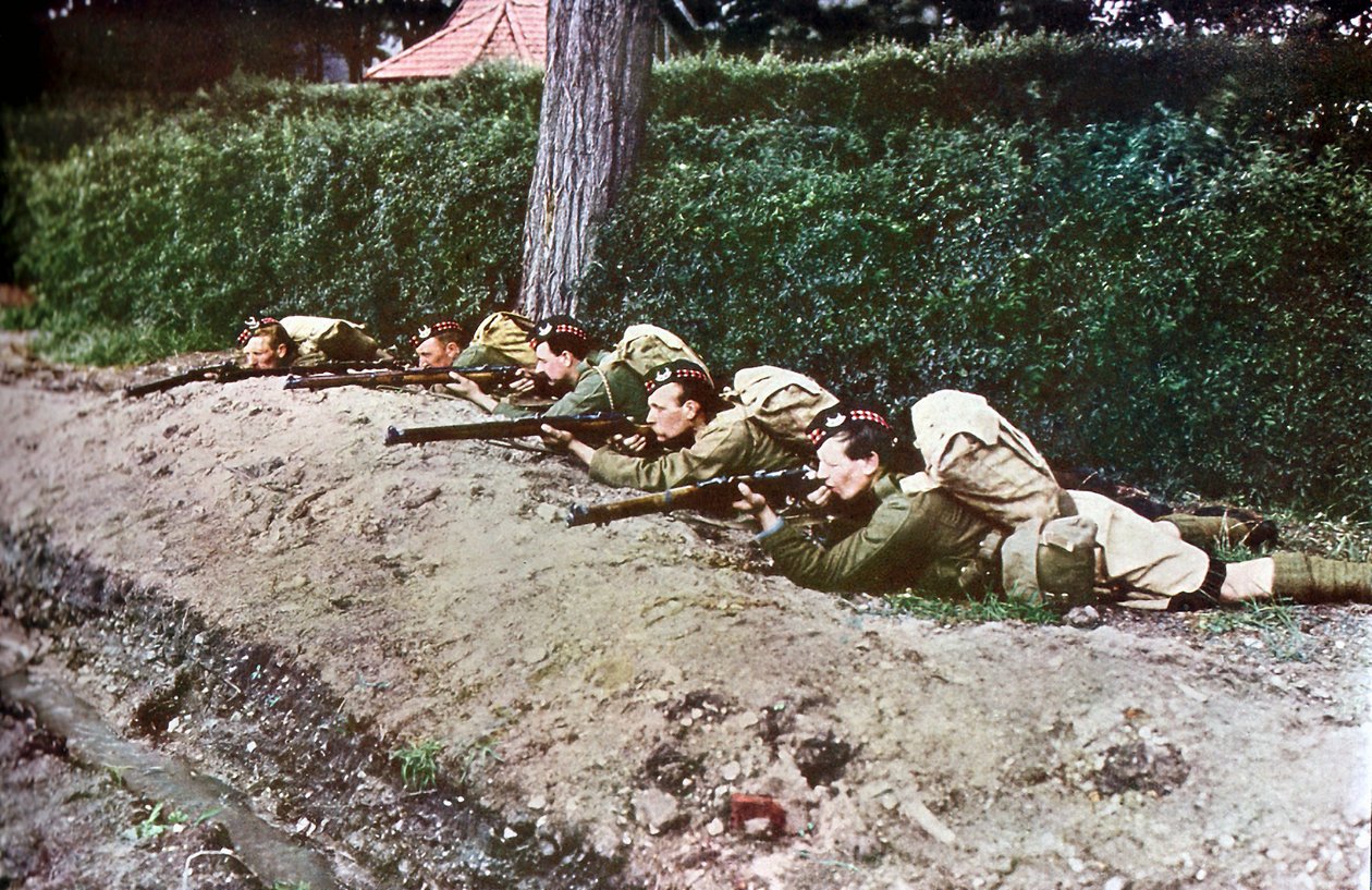 Fem infanterister från Skottland med gevär i beredskap under slaget vid Marne öster om Paris, september 1914 (autokrom) av Jules Gervais Courtellemont