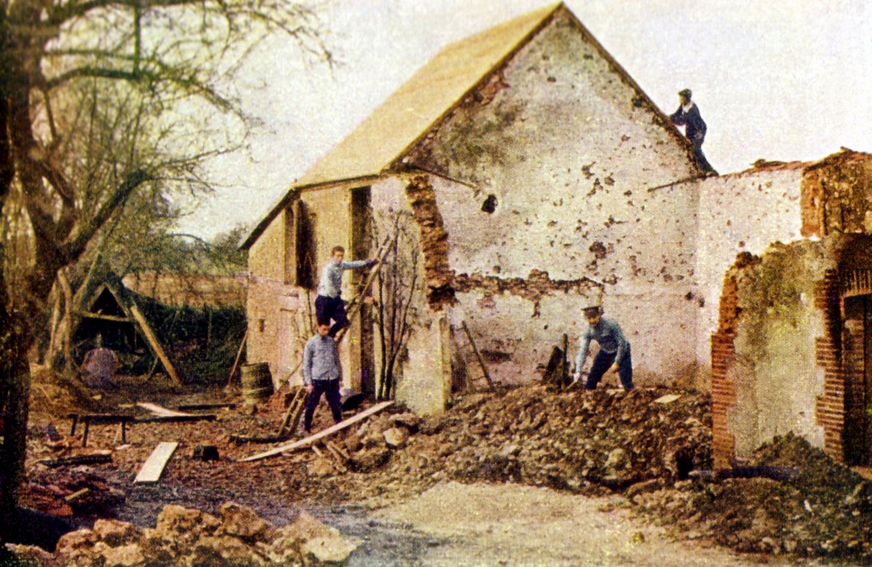 Fyra män arbetar på ett hus som skadades allvarligt under slaget vid Marne öster om Paris, september 1914 (autokrom) av Jules Gervais Courtellemont